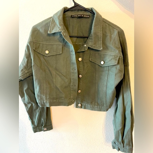 Women’s Khaki/olive colored crop jacket. Barely worn, no flaws. Size small. - Picture 2 of 5